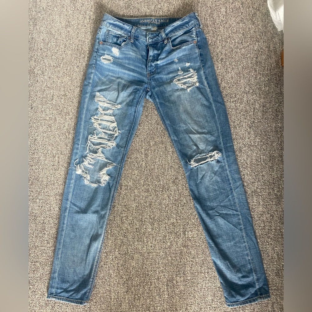 American Eagle Distressed Tomgirl Jean